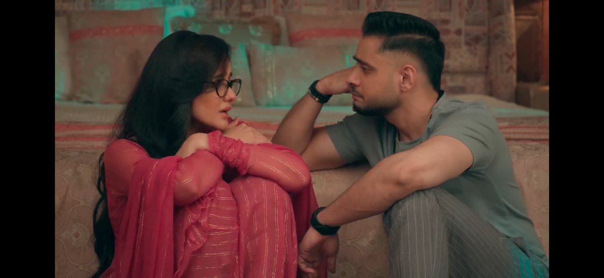 KhadkaDeepali's tweet photo. #mannat #manVik
#AyeshaSingh #AdnanKhan 
The way he comforts her, protects her and loves her so much and the way she tells him everything and trusts him implicitly is so beautiful. 
ManVik are absolutely beautiful ❤️😍🔥 https://t.co/qn5BRexbvE