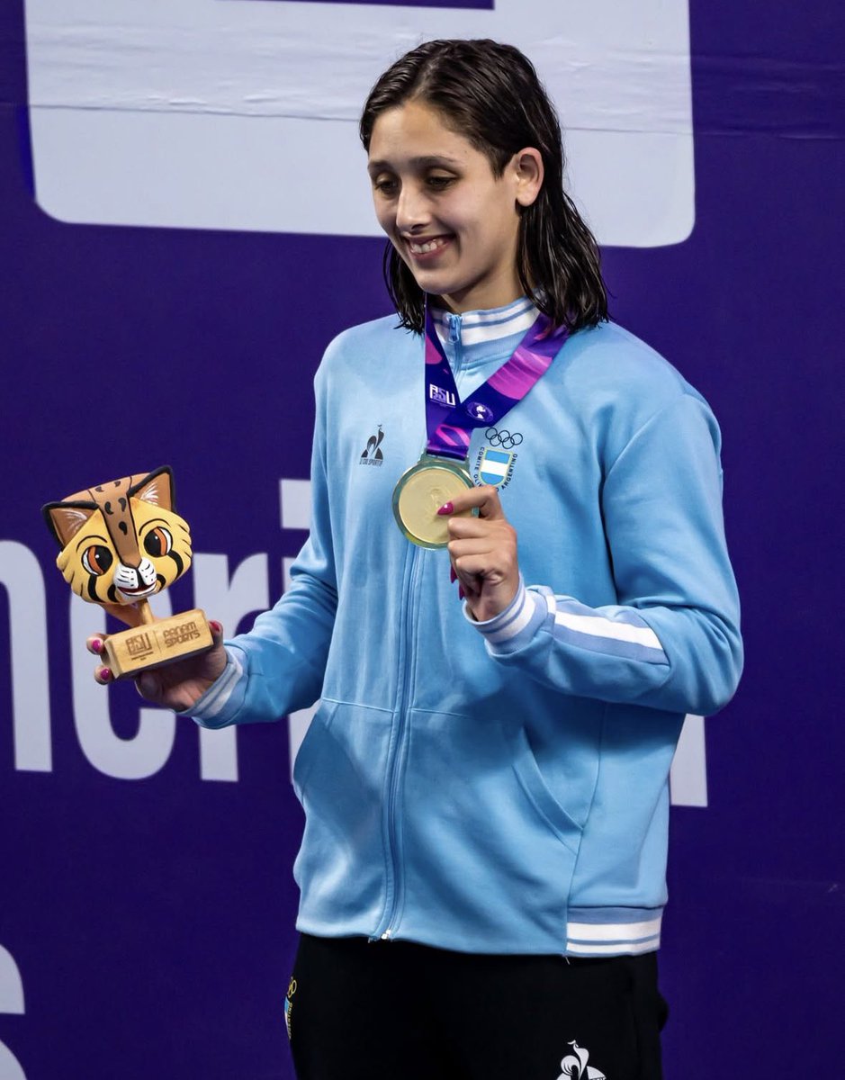 CoqueTrejo's tweet image. Agostina Hein🇦🇷 se cuelga la medalla de oro🥇 en los 400m libre de #ASU25🇵🇾, tejiendo una victoria ARROLLADORA y SUBLIME, que evoca con destellos inconfundibles el legado de Delfina🏊🏻‍♀️. 

Además, se quedó a 0.35 seg. del récord argentino de Pignatiello.
