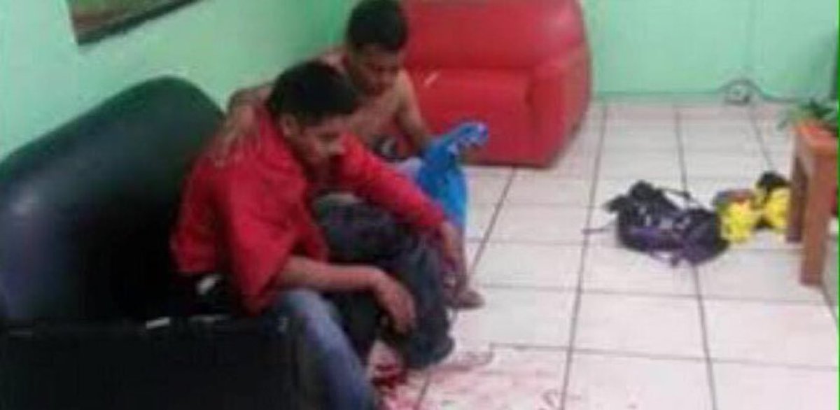 #AyotzinapaVerdadyJusticia
“Quiero que me den sus nombres y apellidos” –dijo un militar-, "sus nombres reales, o NUNCA LOS VAN A ENCONTRAR”.
El ejército sí estuvo en Iguala esa noche (esta imagen la tomó un soldado).
#Ayotzinapa10Años