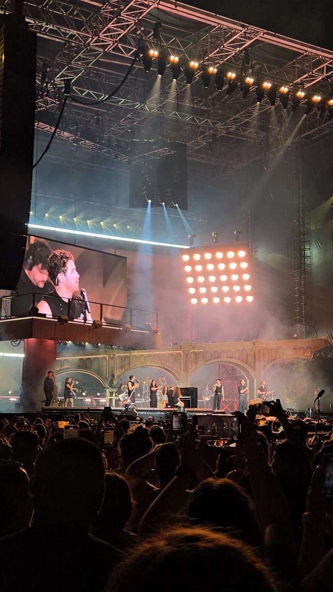 xojonasboysxo's tweet photo. Entire Jonas family including Mama and Papa J, Frankie, Kevin &amp; Dani's daughters singing When You Look Me in the Eyes 🥹🥹🥹🥹 https://t.co/IO95xmlPWI