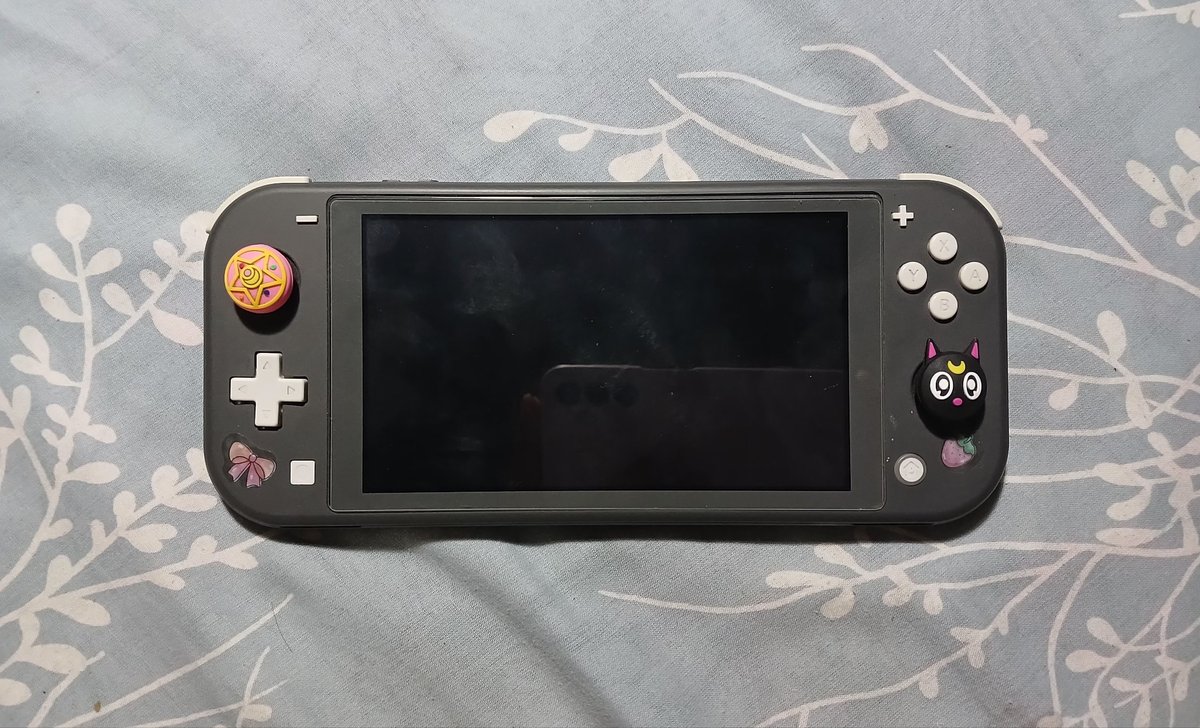 shalloute's tweet photo. WTS WANT TO SELL 
NINTENDO SWITCH LITE OFW (FREE 3 GAMES) 1.650K
kelengkapan: 
- box ori
- charger ori
- tempered glass (2)
- games (zelda BOTW, Potion Permit, LMF) 
kondisi: 
- well used, lecet pemakaian ringan
- joycon kiri ada kerusakan (sudah dicover thumb grip/ bisa diganti) https://t.co/LjTbLyyfn2