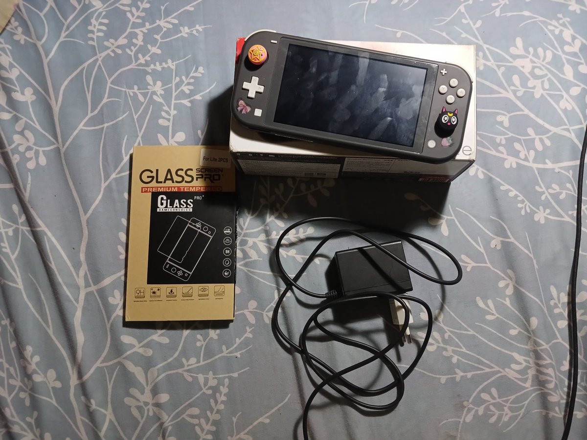 shalloute's tweet photo. WTS WANT TO SELL 
NINTENDO SWITCH LITE OFW (FREE 3 GAMES) 1.650K
kelengkapan: 
- box ori
- charger ori
- tempered glass (2)
- games (zelda BOTW, Potion Permit, LMF) 
kondisi: 
- well used, lecet pemakaian ringan
- joycon kiri ada kerusakan (sudah dicover thumb grip/ bisa diganti) https://t.co/LjTbLyyfn2