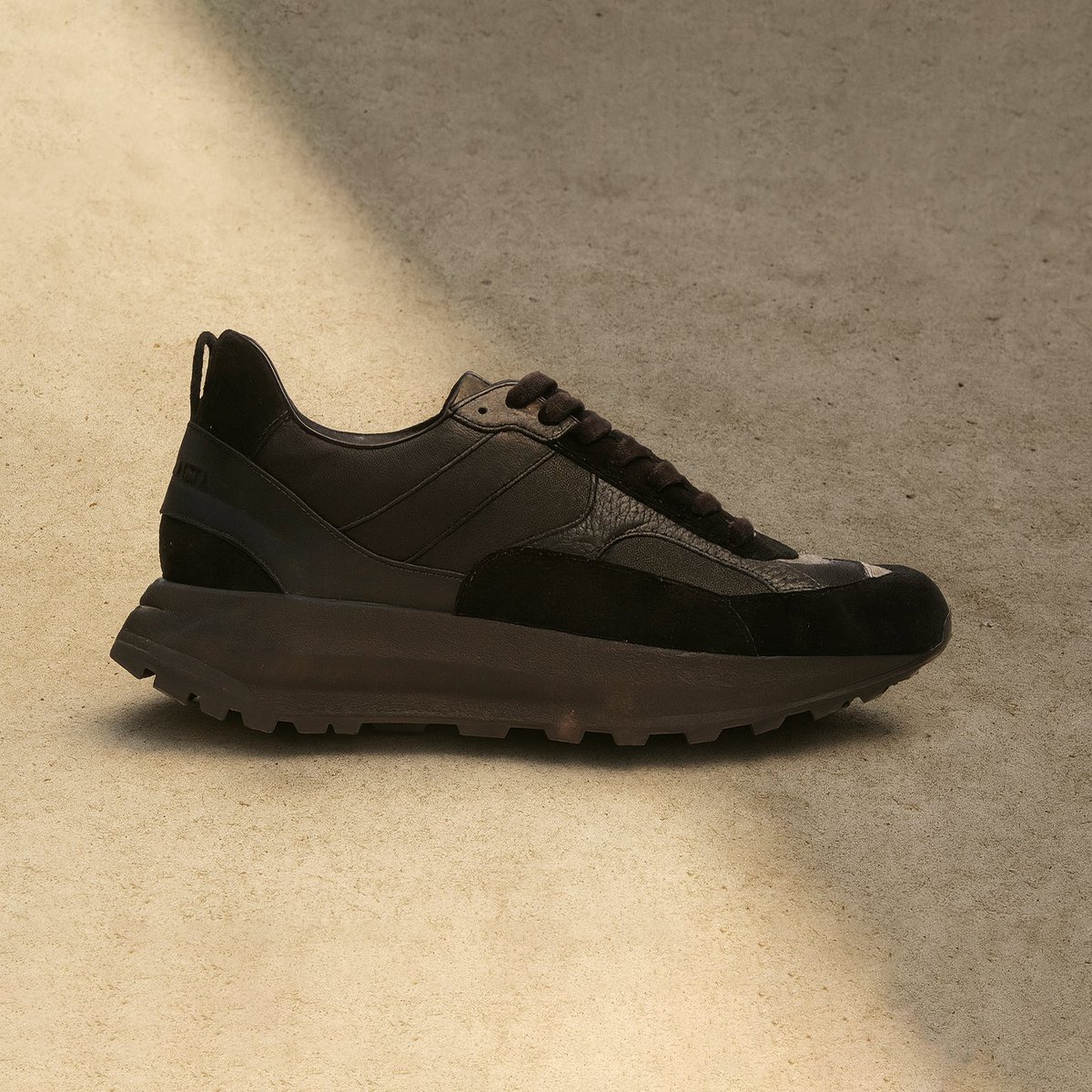 novesta_japan's tweet photo. 都市を歩くための乗り物をコンセプトに作られたNOVESTA FLUX(ノヴェスタ・フルックス)。スロバキアのブルータリズム建築、Sci−Fiに影響を受けたフォルムはレトロフューチャーな感覚で楽しめるスニーカーです。
#ノヴェスタ #ノベスタ #madeinslovakia https://t.co/A88SZWmi6a