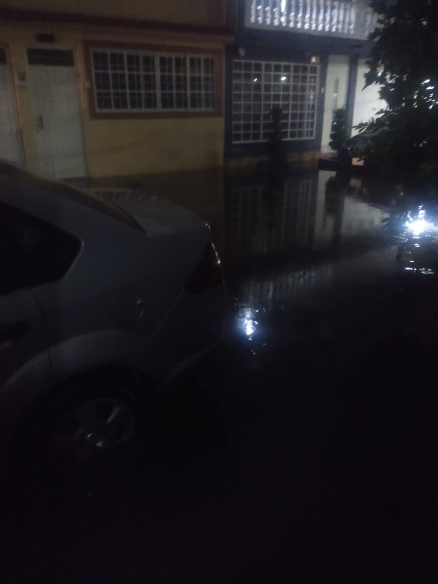 davidlozla's tweet photo. @C5_CDMX @TuAlcaldiaGAM @Bomberos_CDMX @SGIRPC_CDMX @SEGIAGUA Calles de las U.H. San Juan de Aragón VI.
 Secc, se mantienen inundadas. Vecinos han abiertos coladeras y muchos no puedes acceder a sus casas. Reportan mismos caso en unidad 4 Secc. https://t.co/V4HO5cw3ux