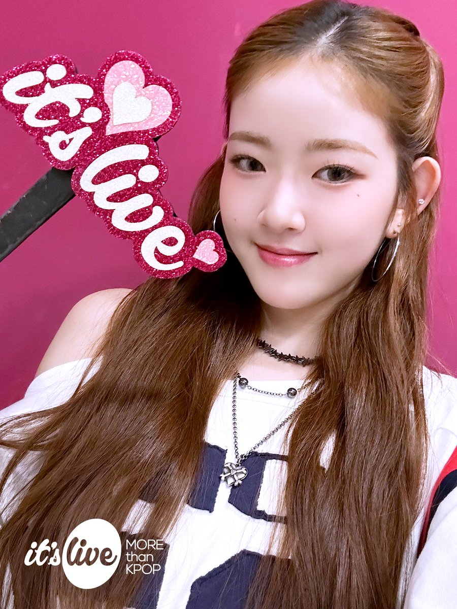 itsLIVEofficial's tweet photo. #VVUP 의 #잇츠라이브 가 잠시 후 5시에 시작됩니다!📸
유튜브 it's Live 채널에서 최초공개로 만나보세요!
‘#GiddyBoy’ 밴드 라이브 보면서 실시간 채팅 같이 달려요💘

#비비업 - Giddy Boy (Band Ver.)
Premieres on Youtube 'it's Live' Channel at 5PM KST TODAY! https://t.co/r5phZuzJvK