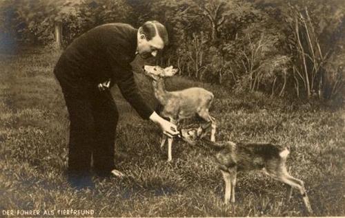 “Una compasión sin límites por todos los seres vivos es la prueba más firme y segura de la buena conducta moral.” _Arthur Schopenhauer 

Adolf Hitler alimentando a dos cervatillos 🦌