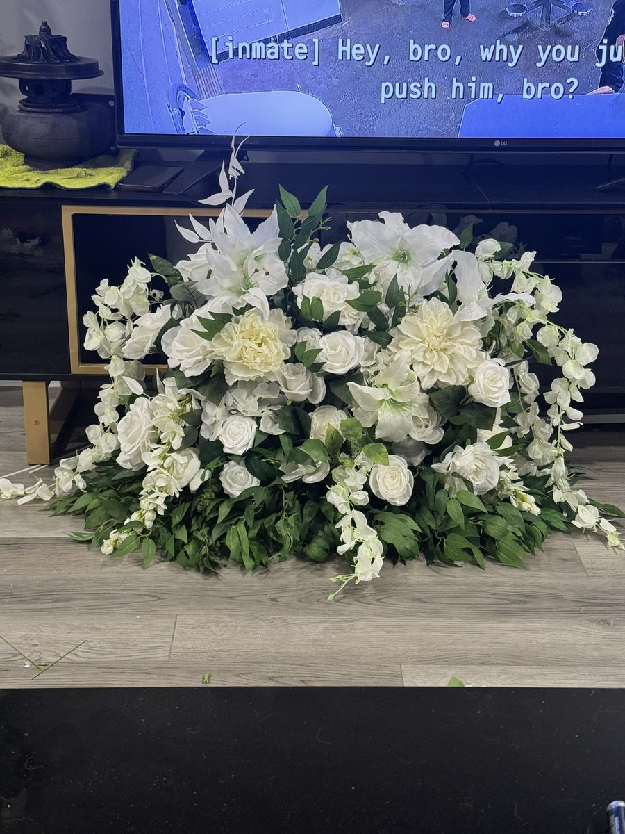 duneprincess801's tweet photo. Gawd damn we're done with decor and flowers for the wedding!!!! https://t.co/XkNnKvGAJO