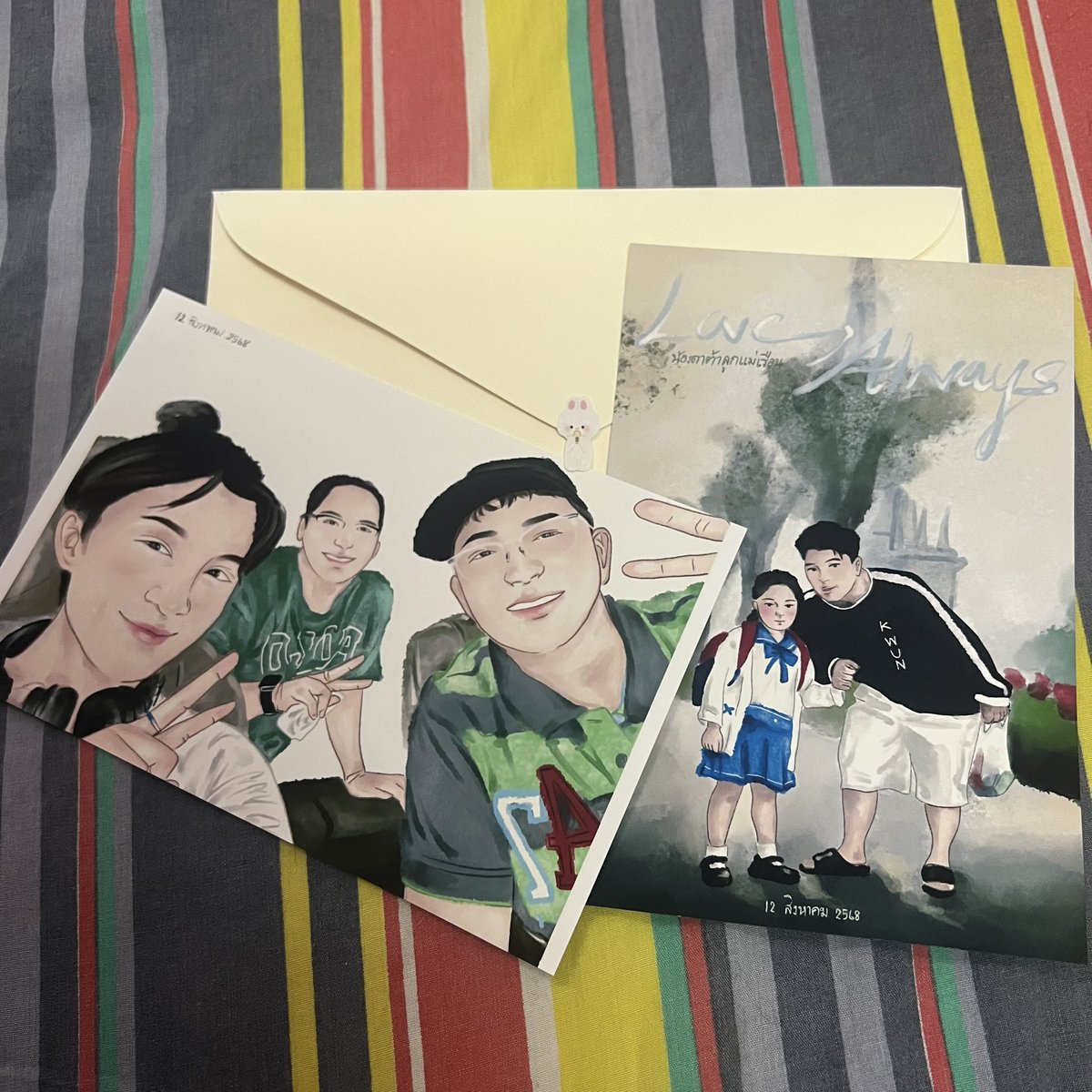 เนื่องด้วยการเงินไม่ค่อยสะพัด ไม่รู้จะให้อะไรเป็นของขวัญแม่ เลยวาดรูปสีน้ำให้สักสองภาพละกันเนาะแม่ปีนี้ 

ขอบคุณ <a href="/BIMYOUU_s/">BIMYOUU.S/สอบถามได้ในไลน์แอดลิ้งบนไบโอ</a> เจ้าเก่าเจ้าเดิมที่จัดการพิมพ์งานให้ พิมพ์ดี งานไว ราคาเริ่ด แถมซองหอมๆมาให้ด้วยยย 🥹🤍 

(รบกวนมองข้ามลายผ้าปูเตียงเราหน่อยค่ะ 5555555)