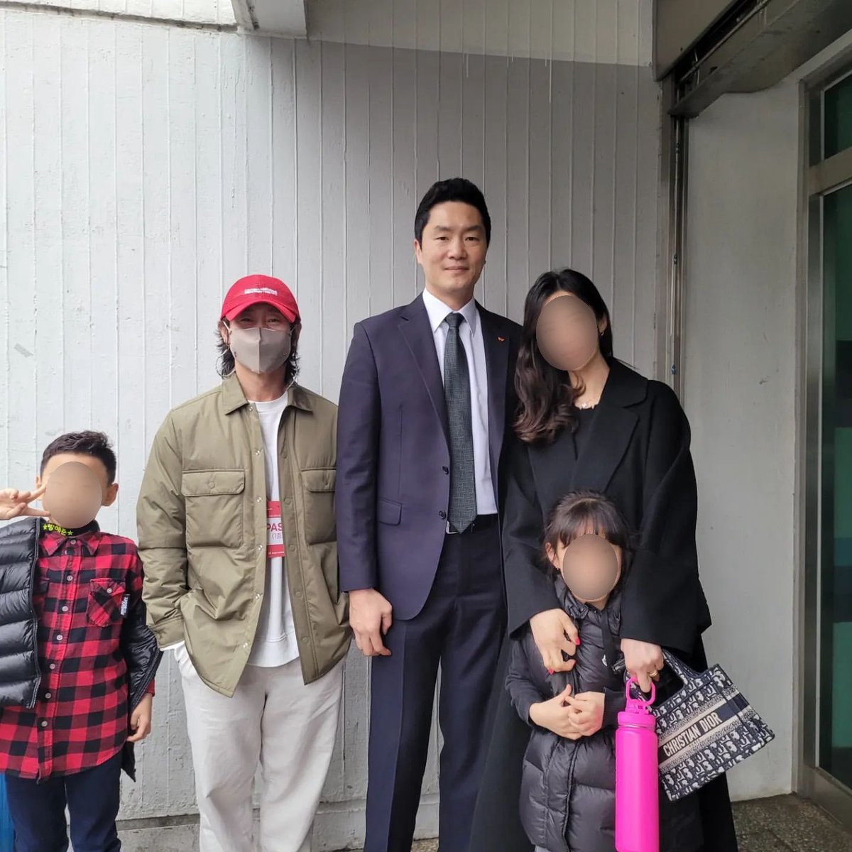 hakyunarchive's tweet photo. Shin Hakyun &amp; SK Knights Director - Jeon Heechul https://t.co/ayiEkFLGgB