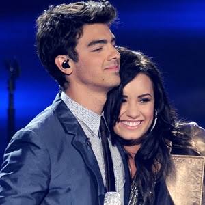 ecoironico's tweet photo. não importa quanto tempo passar, mas demi lovato e joe jonas cantando juntos sempre vai ser um tópico sensível pra mim https://t.co/YSOkyGNnga