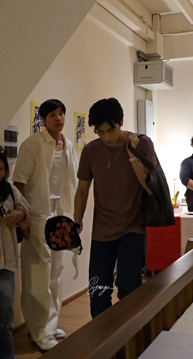 ผู้ชายเค้าไม่ให้ดอกไม้กันหรอก อ่อ ของใครล่ะบี๋ที่ถือกลับน่ะ ดูสเปเช่วกว่าช่ออื่นน๊ะ 🥰