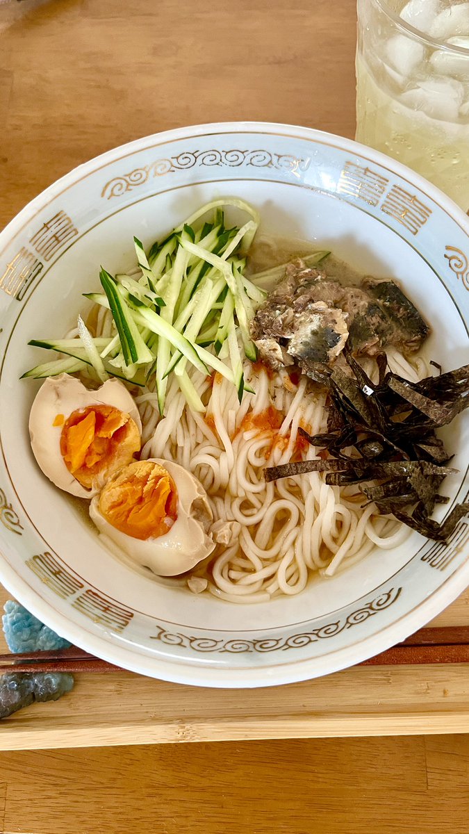 息子「グルテンフリーダイエットをするので、麺は全て米粉に変えて欲しい」というので、米粉冷麺です。具は温玉、きゅうり、サバ缶です🥰