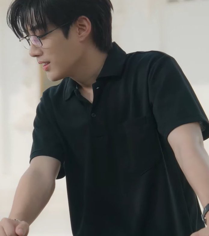 thxgodblue's tweet photo. แล้วทุกคนนึกออกมั้ยว่าอีพีแรก ชาญวิทย์ฮีใส่แว่นแบบแรกยังดาเมจแรงสะท้านทล.ขนาดนี้ เดี๋ยวฮีจะได้เปลี่ยนแว่นที่ขับความหล่อฮีออกมาอีกแปดพันล้านเท่า บอกเลยว่าแว่นมานี่มาทั้งประเ���ศแน่ https://t.co/AnivUcho3e