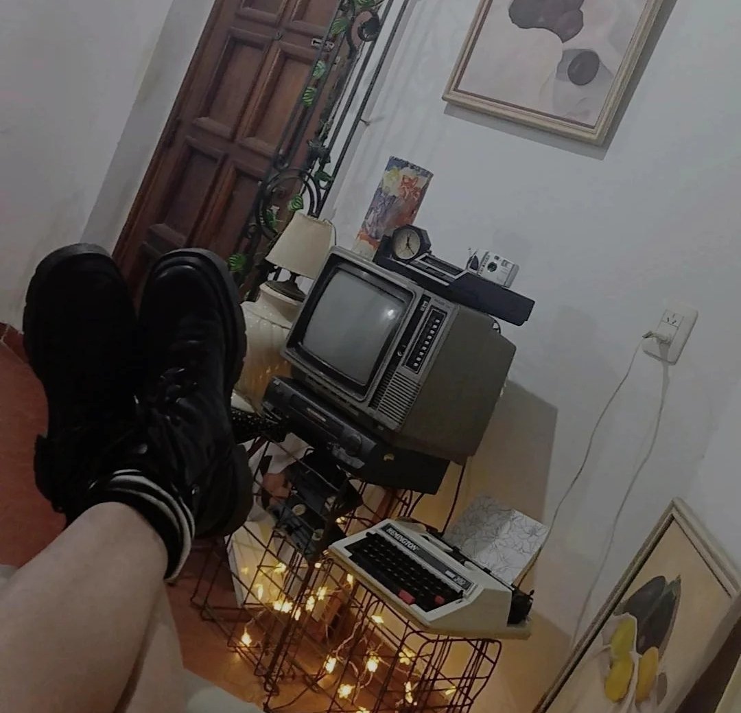 Seguro somos muchxs lxs que gustamos de lo bueno. Aunque también tiene que ver con haber sido contemporánexs a esos elementos y todavía estar vivxs. Todo en esa vidriera y en esta foto funciona. La nostalgia también tiene su cuota de rentabilidad (?