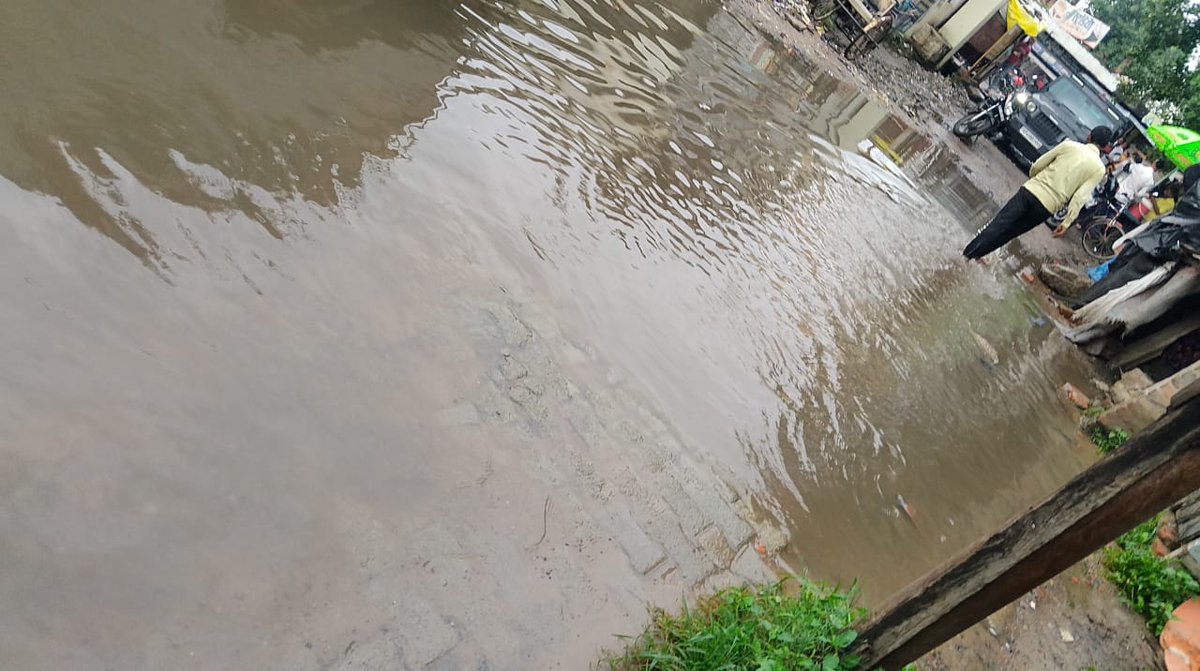 AlirazaShekh's tweet photo. श्रावस्ती के गिलौला के नेहरू स्मारक इंटर कालेज के सामने 'बहराइच से बलरामपुर' जाने वाले मार्ग से अंदर गली का देखें हाल।

मार्ग पर दो-दो विद्यालय है।

हजारों छात्र-छात्राओं व आम जनमानस त्रस्त।
@RamFeranPandey
@RamShiromaniMP
@daddanmishra
@dmshravasti
@CDOShravasti सज्ञानार्थ। https://t.co/tI480NrOV9