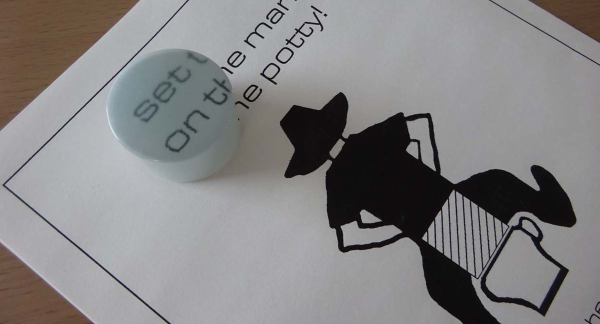 テレビ石という名のこの円柱状の物体を絵や文字の上に置くとその絵や文字が石の表面に浮き上がって見える。人口のウレキサイトで、その繊維の並び方から起きるグラスファイバー効果という現象によりこのような見え方が現れるらしい。ついつい色々な物の上に置いてみたくなる。