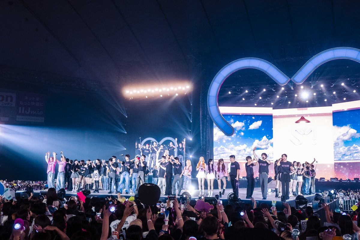 Kstyle_news's tweet photo. 【REPORT】「SMTOWN LIVE」東京ドーム公演で95,000人が熱狂！

日本の大バズリ曲カバーやサプライズ発表も🩷
https://t.co/x1QmDV0pWi

#SMTOWN_LIVE #SMTOWN https://t.co/Sy9sdan4pT
