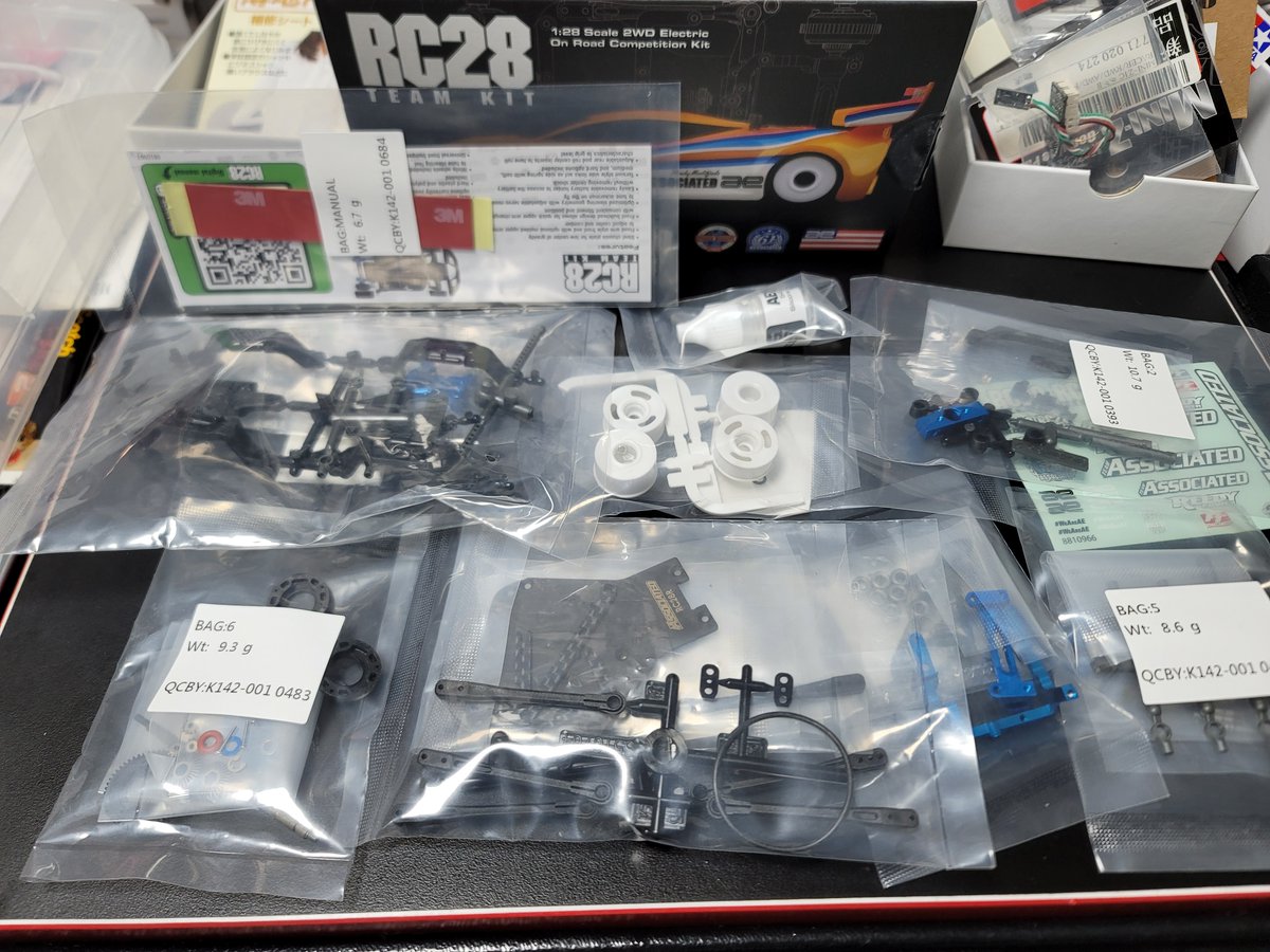 アソシRC28、付属品充実 ・キャンバー、キャスター変更パーツ全セット ・カーボン、アルミバルク全部 ・スチールシャーシ、アルミベベル  ・ポリカ用ボディマウント（ミニッツ用付属） ・専用ホイル、両面テープ、フリクションオイル付属 これで240ドル、円安でなければ ...