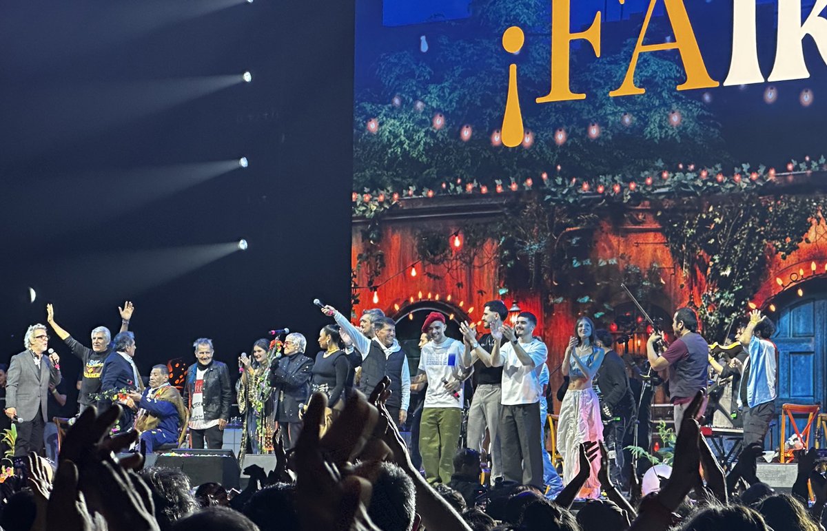 grissomwife's tweet photo. Que hermosa la juntada que hicieron en el Movistar Arena, una peña gigante
#Falklore https://t.co/LfBPSWbYhh