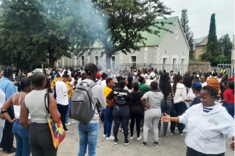 mpeterledoza's tweet image. Indeed there criminals @Im_Gudluza . 
This are ANC criminals as ANC are criminals themselves.  
The country has move away from this criminals.  By all means. 
This country has be saved . 
#wethenation