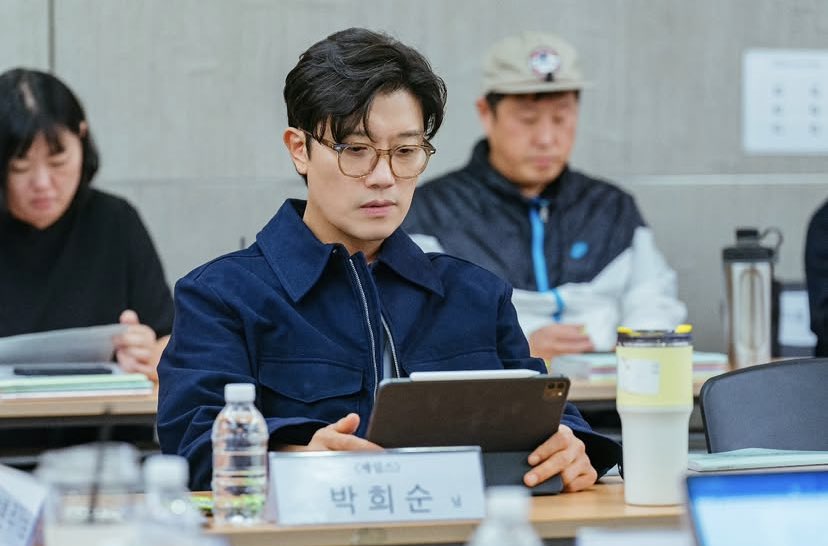 เนิ้ดแว่น อินโทรเวิดเป็นระยะ ๆ ตอบแชทแล้วแต่อารม คุยวิต่อวิอยุ่ดี ๆ หายไป 2 วัน ละกลับมาคุยวิต่อวิใหม่ ต้องจับทางให้ถูก he knows he's hot