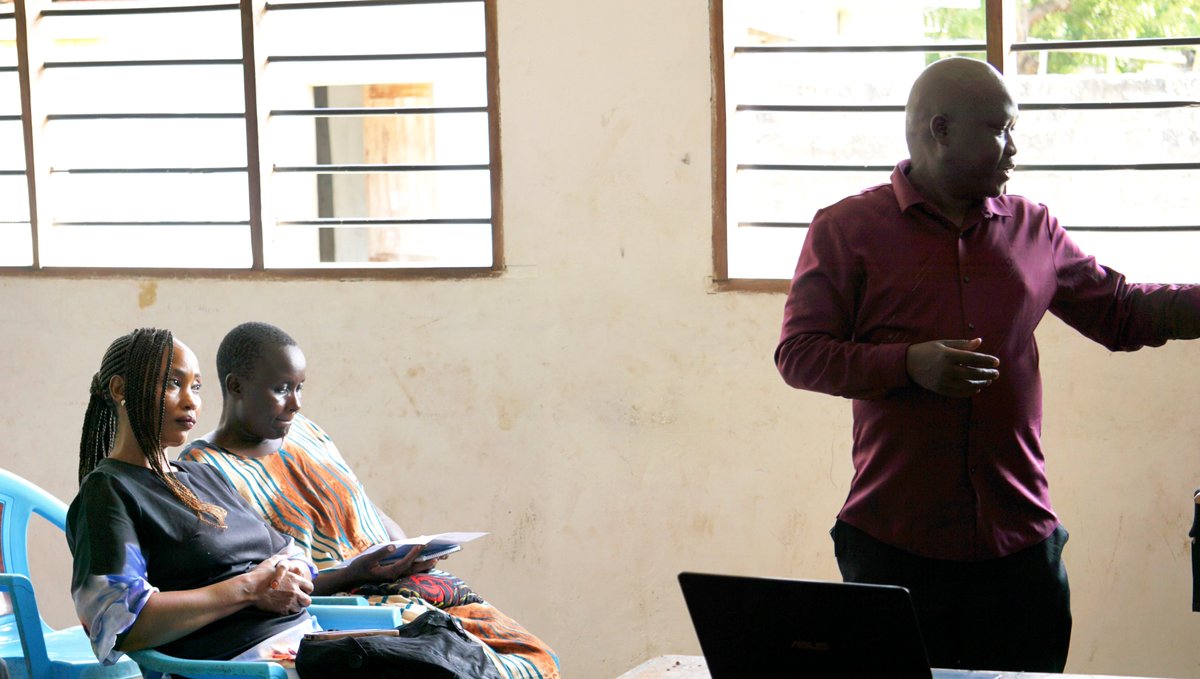 KuzaBlu's tweet photo. Dr. Plimo from Moi University showed Watamu’s merchants how to turn great products into unforgettable brands—through smart marketing &amp; storytelling. 🎯

#GoBlueProgram #BlueEconomy #CulturalTourism #MarketingTraining #Watamu #SMEDevelopment https://t.co/UzpoaGxSm9