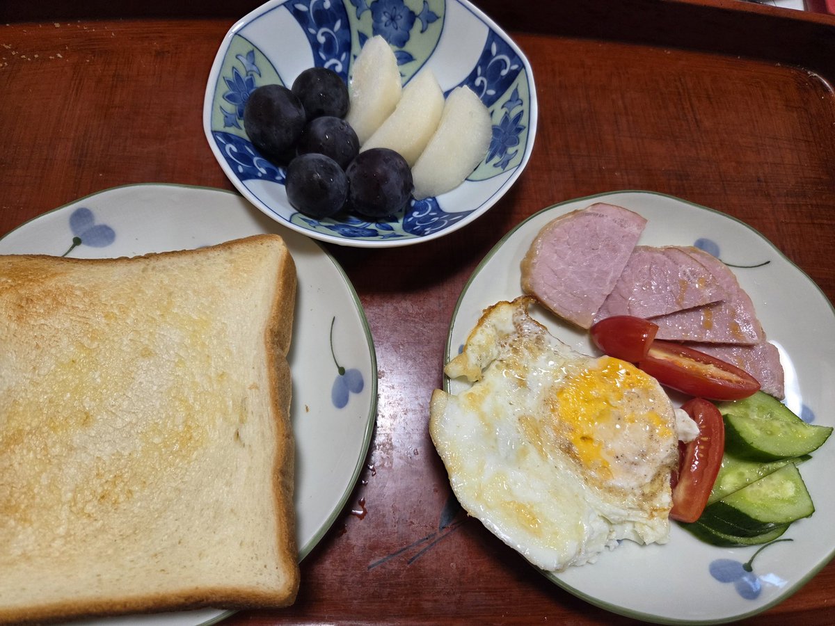 今日の朝ごはん🌄🍴
たくさん食べたので、お昼ごはんは?
いらないかも。
さあ、今週も頑張りましょう。
お盆休みに、特別レッスンをいれました。
生徒さん、来てくれて、ありがとう😆💕✨。