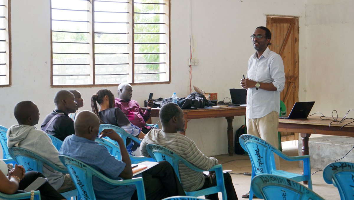 KuzaBlu's tweet photo. Dr. Geoffrey from Moi University showed Watamu’s merchants how to take pro product photos with just lighting, good framing &amp; a white paper background. Skills that sell!

#GoBlueProgram #BlueEconomy #CulturalTourism #ProductPhotography #SMEDevelopment #Watamu https://t.co/HdBshTiy5y