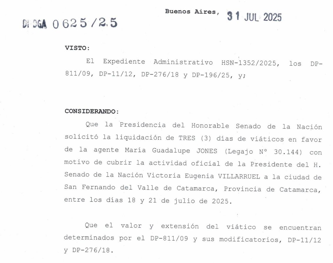 ¿Recuerdan esto? Los villarruelines me salieron a matar por subirlo. Bueno, resulta que la susodicha no solo esta cobrando por sacarle fotos a la vicepresidente, también le pagamos LOS VIAJES para acompañarla.

Dedicado a los amantes de la carcelera que viven hinchando las bolas
