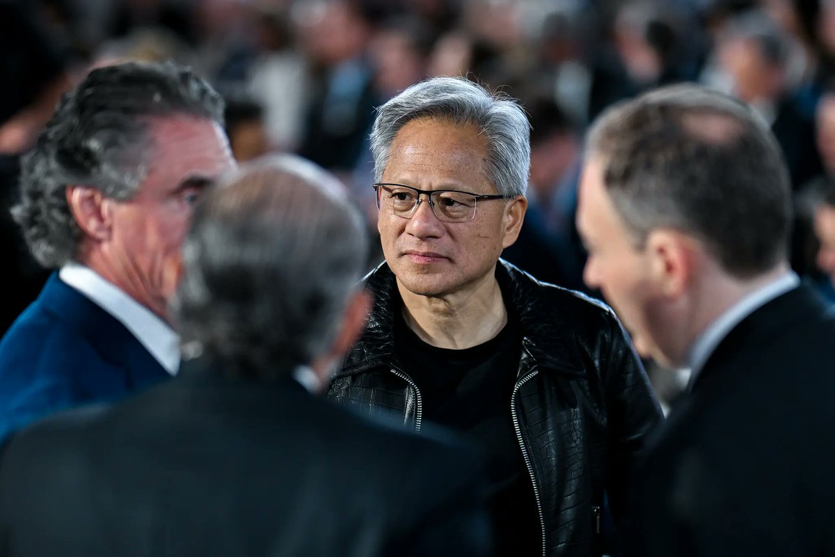 Nvidia, AMD компаниуд Хятадаас олсон орлогын 15 хувийг АНУ-д төлнө.
Nvidia болон AMD компаниуд Хятадад хиймэл оюуны чип борлуулснаас олсон орлогын 15 хувийг АНУ-ын Засгийн газарт төлөхөөр тохиролцжээ. Энэ нь экспортын тусгай зөвшөөрөл авах нөхцөлийг бүрдүүлсэн онцгой хэлэлцээр