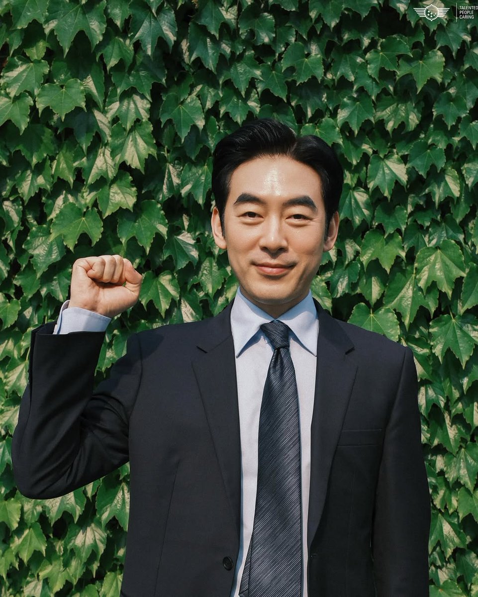 phs_archive's tweet photo. 드라마 <서초동> ’나경민‘ 역 종영소감

’서초동‘에서 법무법인 경민의 대표 변호사 ’나경민‘ 역을 맡았던 배우 박형수입니다.

우리 변호사들이 뛰어다니며 고군분투하던 ’서초동‘이 드디어 끝났네요. 먼저 법무법인 경민 어쏘 변호사들에게 무심한 대표와 함께 일해줘서 고맙다는 마음을 전하고 싶습니다.

그리고 열정으로 빛나는 ’서초동‘ 법조타운을 완성해 주신 감독님, 작가님을 비롯한 모든 스태프분, 배우분들과 현장에서 함께 호흡할 수 있어 행복했습니다.

그동안 ’서초동‘과 ’나경민‘을 사랑해 주시고 응원해 주신 시청자분들께도 깊이 감사드립니다. 많은 응원 덕분에 저도 매주 본방송을 즐겁게 기다렸습니다. ’서초동‘을 만나는 순간이 마음에 잔잔한 울림이 남는 소중한 시간이었기를 바랍니다.

마지막으로 저는 또 다른 작품에서 새로운 모습으로 인사드리도록 하겠습니다. 응원 많이 해주세요! 감사합니다.

#박형수 #ParkHyungsoo #tvN #서초동 #LawandTheCity