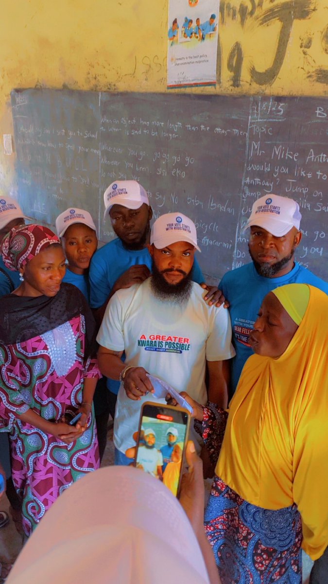 MovementDa22229's tweet photo. Empowering the community On behalf of Dr Abubakar bukola saraki https://t.co/HYJr0dtuZR