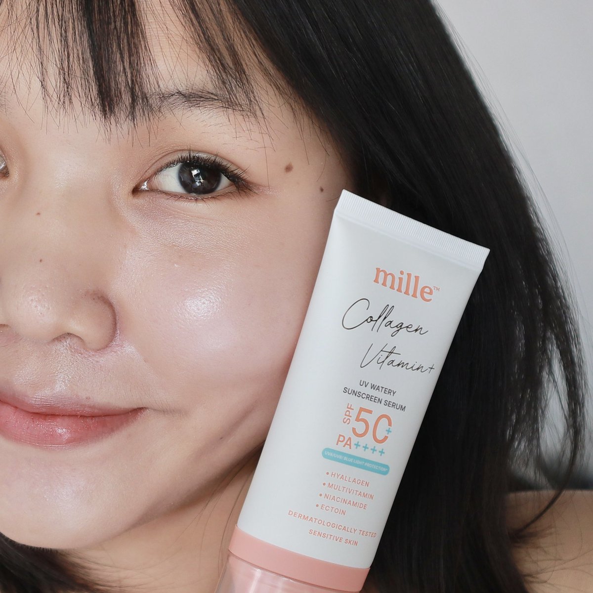 กันแดดล่องหนป่ะเนี้ย ทาเหมือนไม่ทา แต่พอลองเทียบรูป หน้าดูใสระดับนึงนะ ทาแล้วไม่ได้รู้สึกเหนอะผิวเลย แต่งหน้าต่อไม่กระทบเมคอัพ เนื้อกันแดดแทบจะเป็นเซรั่ม เกลี่ยง่าย ซึมไว เป็นกันแดดที่ช่วงนี้ใช้ทุกวัน เลิ้บมากกอีกตัวววว 🫶🏻✨