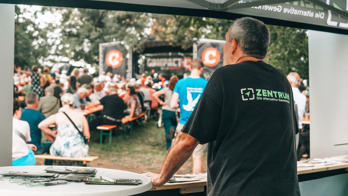 Die alternative Gewerkschaft Zentrum beim Compact Sommerfest in Stößen.                                                                             Die alternative Gewerkschaft Zentrum war stolz darauf, am 9. August 2025 beim Sommerfest in Stößen ein starkes Zeichen zu setzen.