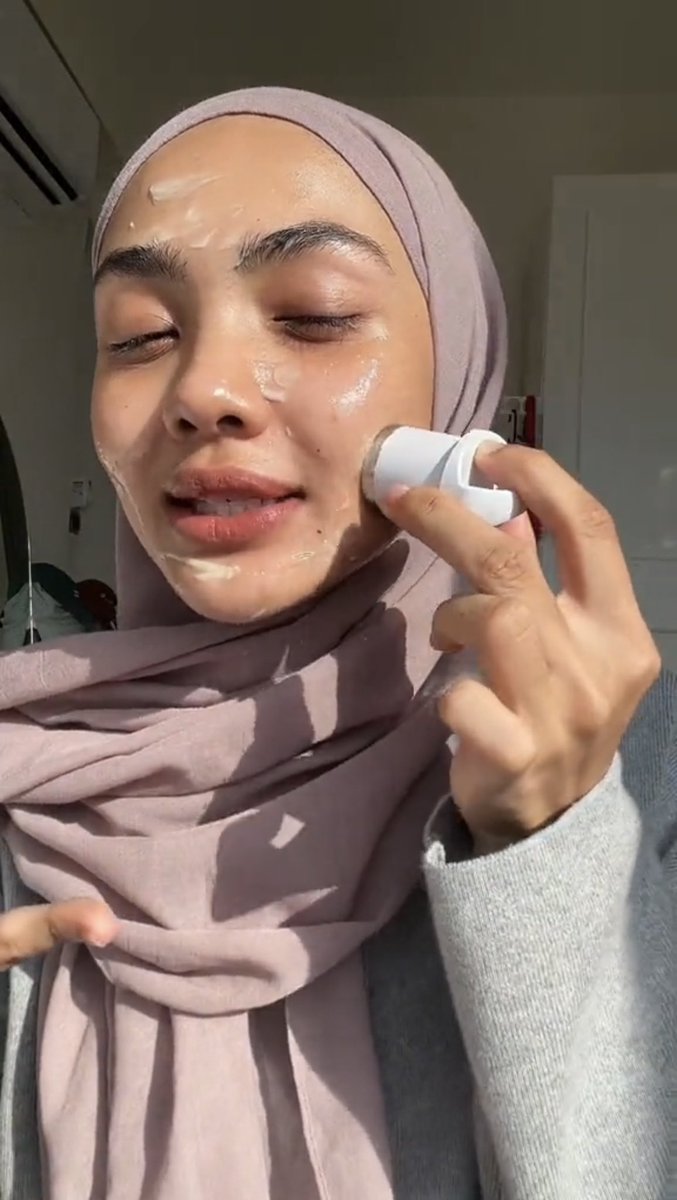 Siapa yang tengah struggle with uneven skin tone, hyperpigmentation and melasma don’t sleep on beauty device with skincare ni.