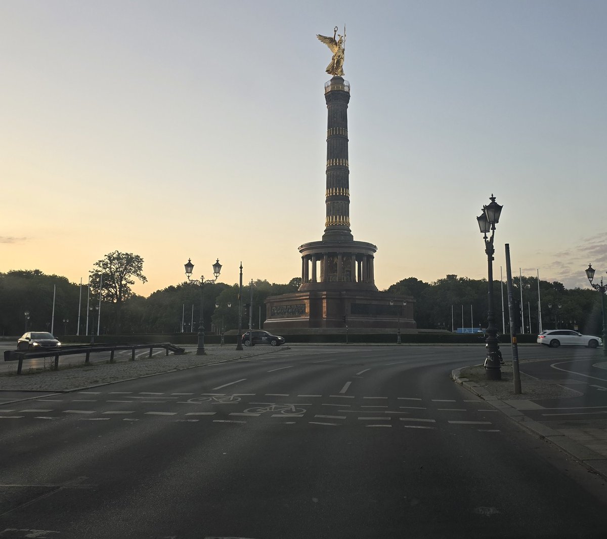 Tomm_i's tweet photo. Guten Morgen,  #Berlin #GoldElse https://t.co/hAMgPZ0pvC