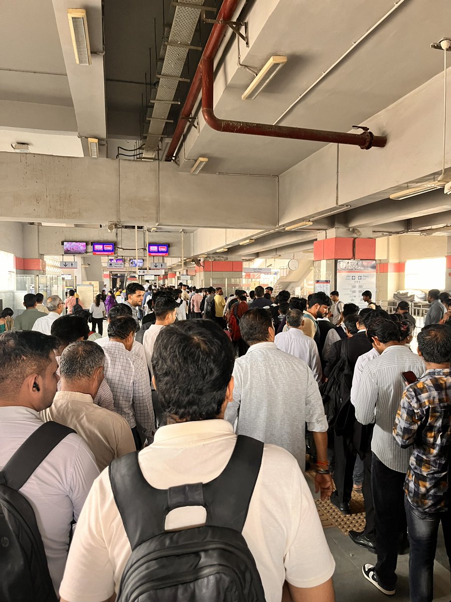 WithKapilSaini's tweet image. Security #johrienclave metro during office time is a mess during peak hours! 😓 CISF is struggling to manage the queue, causing delays and chaos. Time for better crowd control measures! #OfficeLife #SecurityIssues @OfficialDMRC