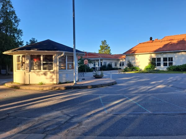 PerEdberg1's tweet photo. För 30 år sedan, hösten 1995, började jag arbeta på den då nystartade Tomtebogårds skola och förskola. Det funkar, så jag kör på några år till. Nu öppna och ta emot nya och gamla barn. God måndag morgon! #förskola #fritidshem #skola https://t.co/amvIpAayzl