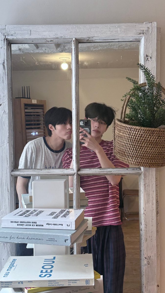 riekko1028's tweet photo. 25-8-11 정현이 IG Story🦊②④

친한 친구와 함께 노는 건 정말 즐겁죠!!
즐거운 휴가를 보내고 있는 것 같아 기뻐요☺️❣️
더울 테니 시원하게 천천히 쉬는 시간 보내세요💕︎
일본은 어제도 오늘도 비가 와서 오랜만에 시원해요😆

#KOHI #정현 #LEEJUNGHYUN https://t.co/xCrr3t5DSh