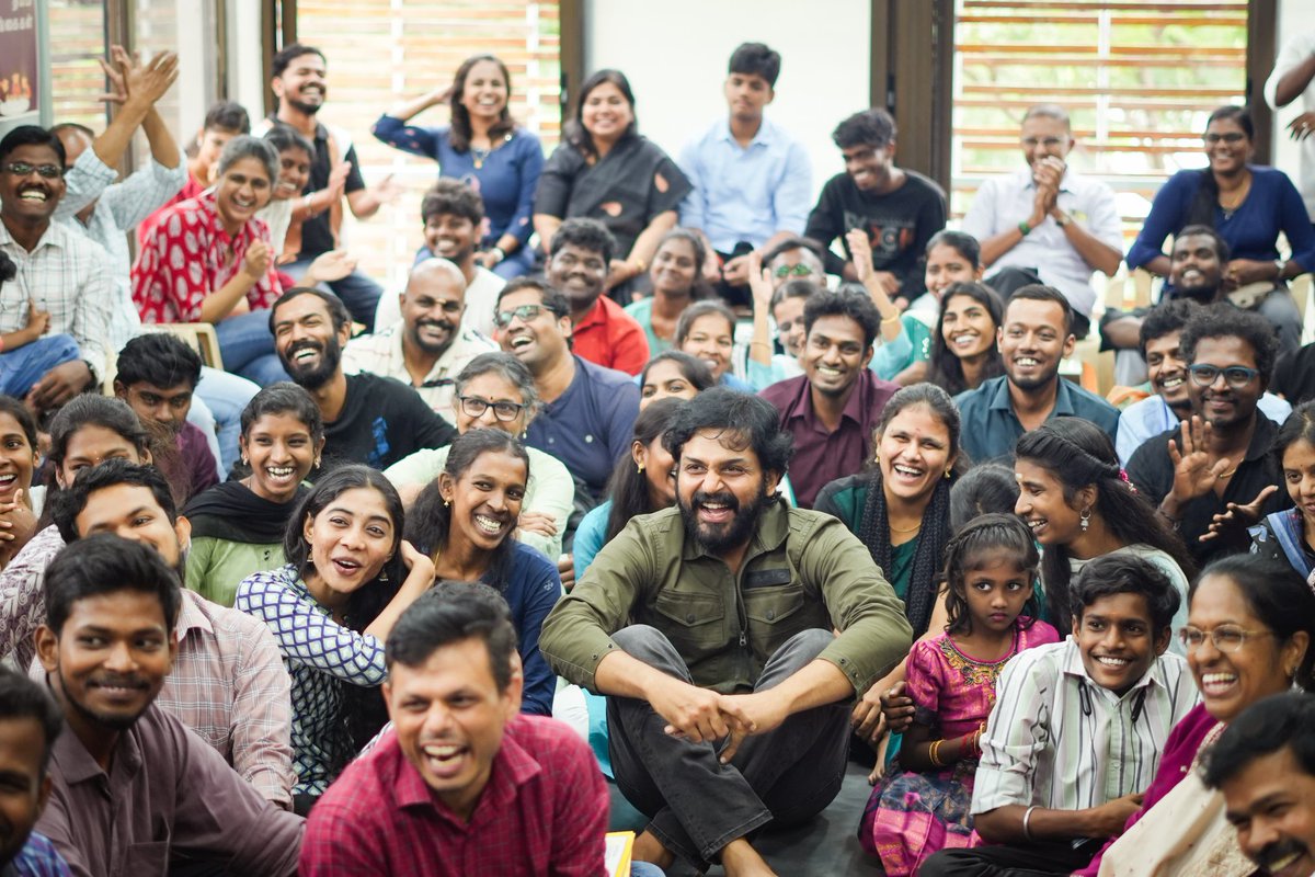 Moved by the selfless enormous effort put by the Volunteers in making the 15Years of Vidhai (Agaram)event successful, <a href="/Karthi_Offl/">Karthi</a> na hosted lunch,spent quality time by singing songs&amp;had a candid chat with all.The genuine happiness in Anna’s face tells you how much he loved it 😍