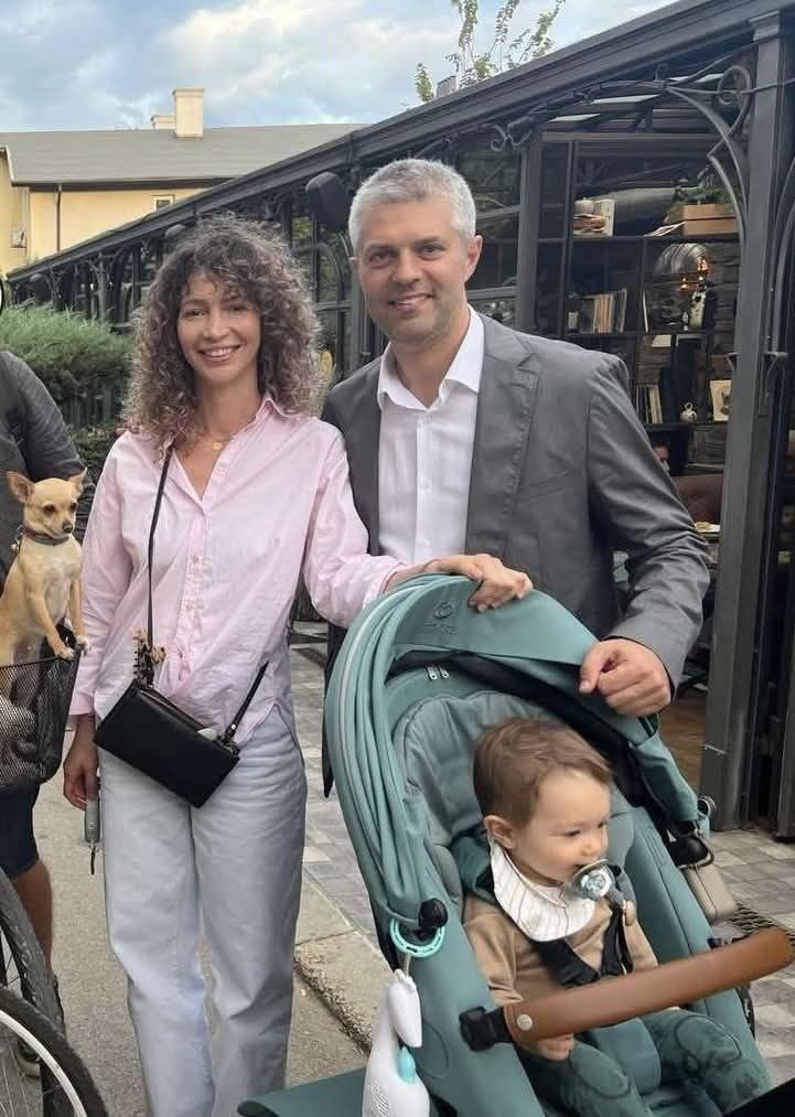 ‼️Снимка 1: Обвинени в побоища, рекет, принуда и грабежи. Според прокуратурата са извършили по над 20 престъпления. Правили го цели 11 години. Единият се издирва от Интерпол с червена бюлетина. Намерени са боксове, спрейове, белезници, ножове и големи суми пари. Има 12 свидетели.