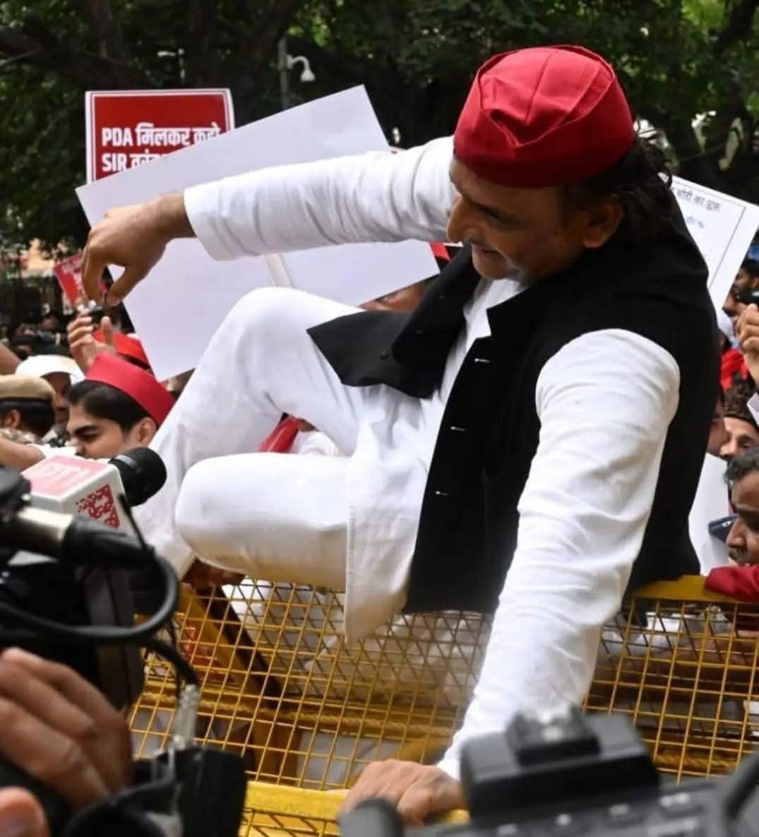 जैसा नेता वैसे कार्यकर्ता 
बहुत से लोग कहते हैं सपा कार्यकर्ता संघर्ष से नही डरते। डरे भी क्यों जब उनका नेता ही ऐसा है तो वो तो होंगे ही। सपा कार्यकर्ता ही सिर्फ बैरिकेटिंग फांदते हैं,  सड़क पर लाठी खाते हुए संघर्ष करते हैं।  उनके नेता भी यही सब करते हैं। 
#AkhileshYadav