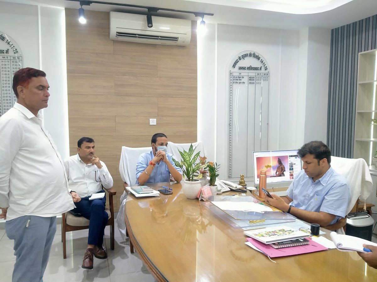 #जनता_दर्शन (प्रातः 10 बजे से) में आए जनसामान्य की शिकायतों को सुनकर उनके त्वरित, समयबद्ध व गुणवत्तापूर्ण निस्तारण के लिए संबंधित अधिकारियों को निर्देशित किया।
👉जनता दर्शन के दौरान उपस्थित जन सामान्य की शिकायतों को एक -एक व्यक्तियों से सुन कर संबंधित अधिकारियों से दूरभाष पर