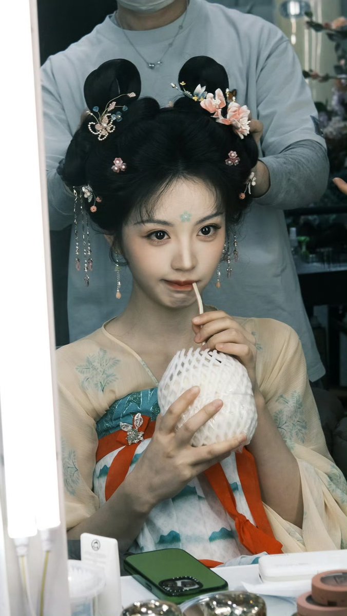 dramapotatoe's tweet photo. #TianXiwei’s team shares behind the scenes snaps for #MoonlitReunion 

More - https://t.co/dTIcl9YMQG https://t.co/FlKkMWs8tX