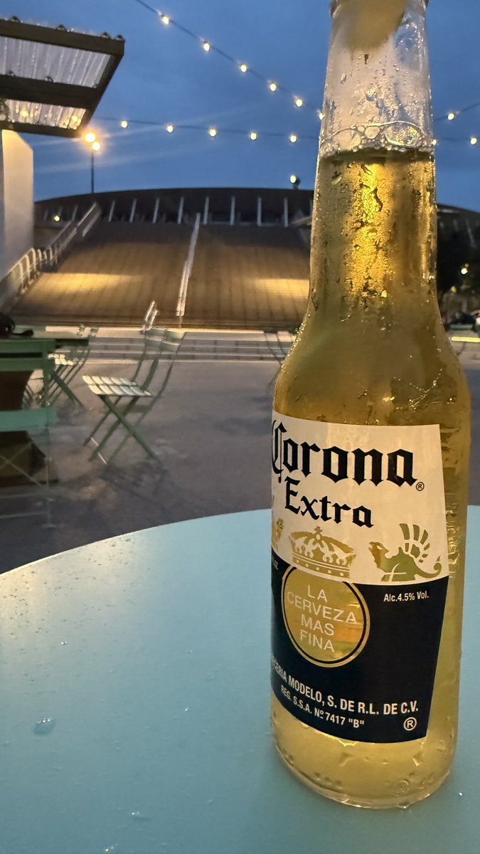 今日涼しいから国立競技場周辺散歩してたら、ビアテラスありましたね。
チルです。