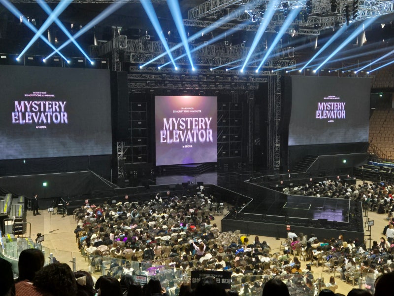 좌석배치도랑 유사한 이전의 타가수 배치도를 검색해봣는데 요런 느낌으로 가는듯함. 아닐수도잇지만 대부분 "팬콘서트"형식아래에서 개최된 형태이고, 어떻게 쓰느냐에따라 다르겟지만 이런 느낌일듯!
(출처:네이버블로그들)