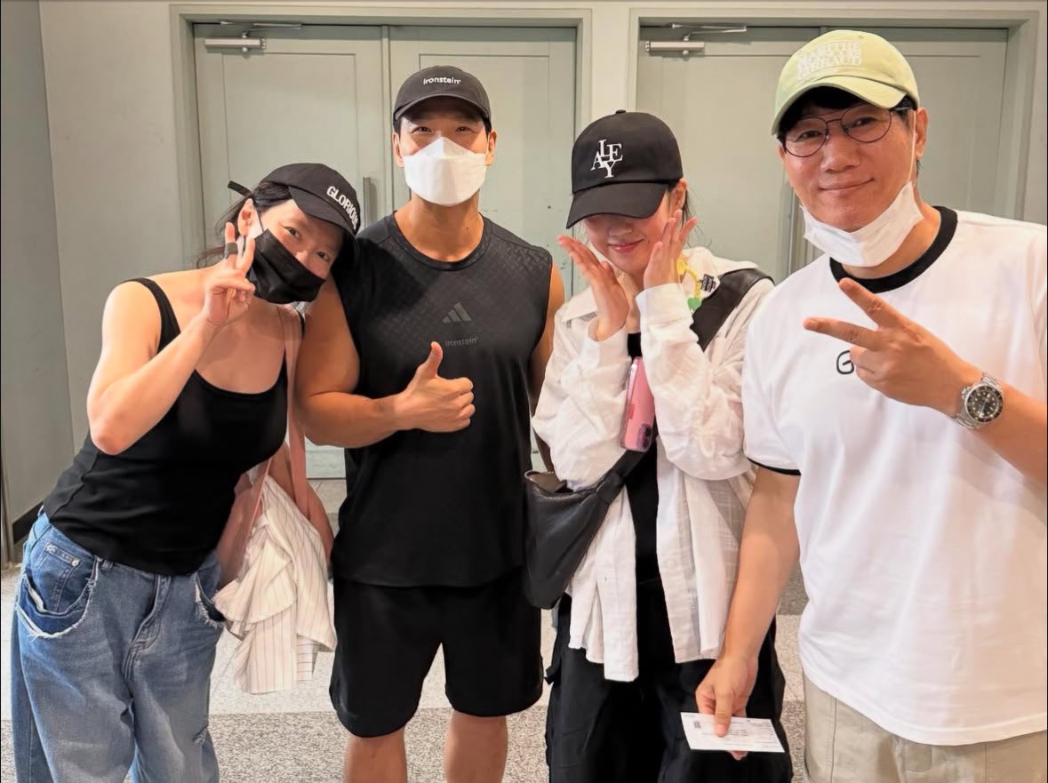 commanderandace's tweet photo. WHY IS SHE LEANING IN AND MAKING THEM LOOK LIKE A COUPLE https://t.co/tsua8421ae