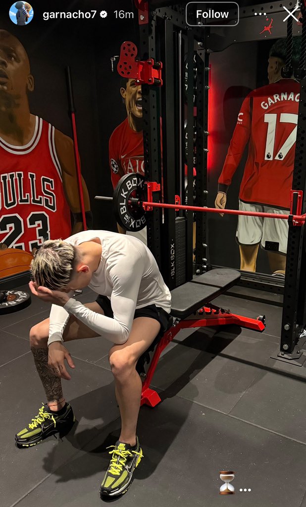 DeadlineDayLive's tweet photo. 🚨 Alejandro Garnacho waiting for his move away from Manchester United. 📱 https://t.co/ABKYUshbjs