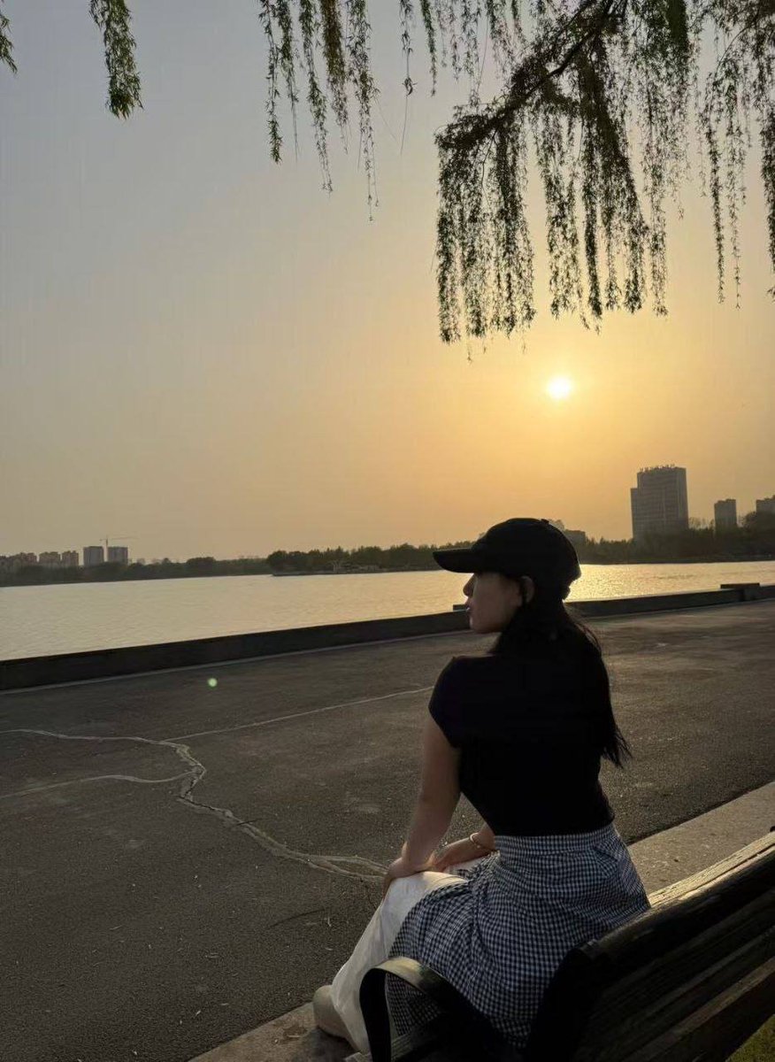 上海研究生在读   医学专业   平时比较闷，背地里比较反差，有m倾向，喜欢和有对象的男生偷情，她第一次在推上找，主页有身材照的优先