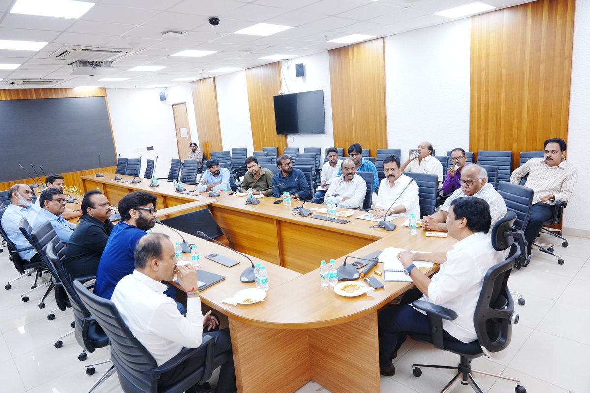 రాష్ట్ర సచివాలయంలో సినీ నిర్మాతలతో సమావేశమై, సినీ రంగ సమస్యలు మరియు సినీ కార్మికుల ఆందోళనలపై నిర్మాతల నుండి వినతిపత్రం స్వీకరించాను. ఇరుపక్షాల అభిప్రాయాలను శ్రద్ధగా విని, ఈ అంశాన్ని గౌరవ ముఖ్యమంత్రి గారికి మరియు ఉప ముఖ్యమంత్రుల గార్లకు నివేదించి చర్చిస్తానని తెలియజేశాను. అలాగే